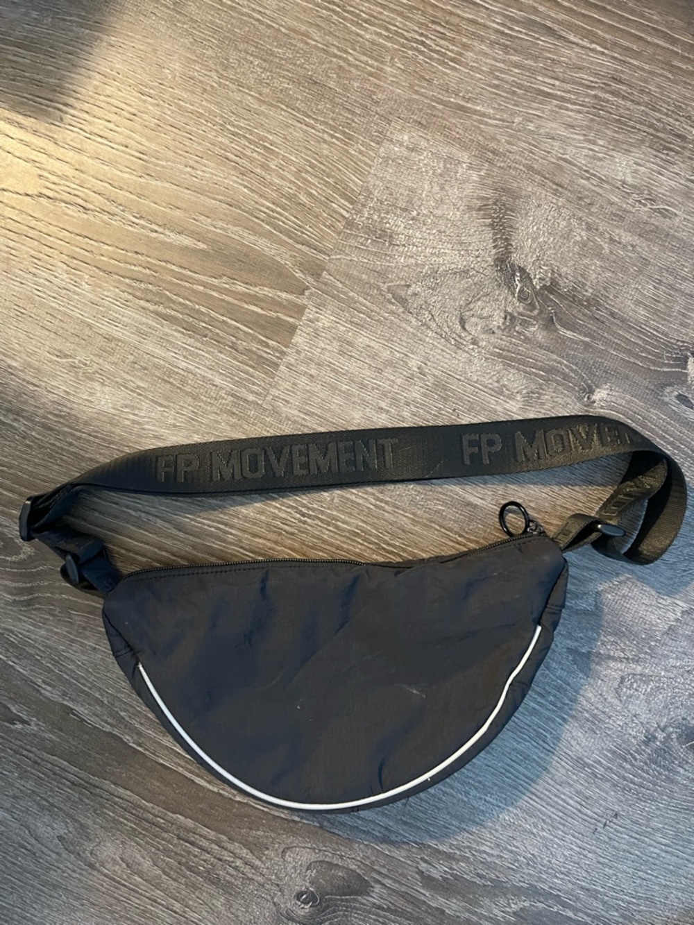 Free  People Movement Bulls Eye Sling Bag black sporty travel - Picture 2 of 6